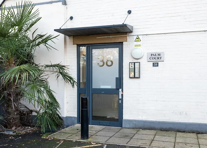 Stylish 2Br Steps To Beach, Bars, Town Centre